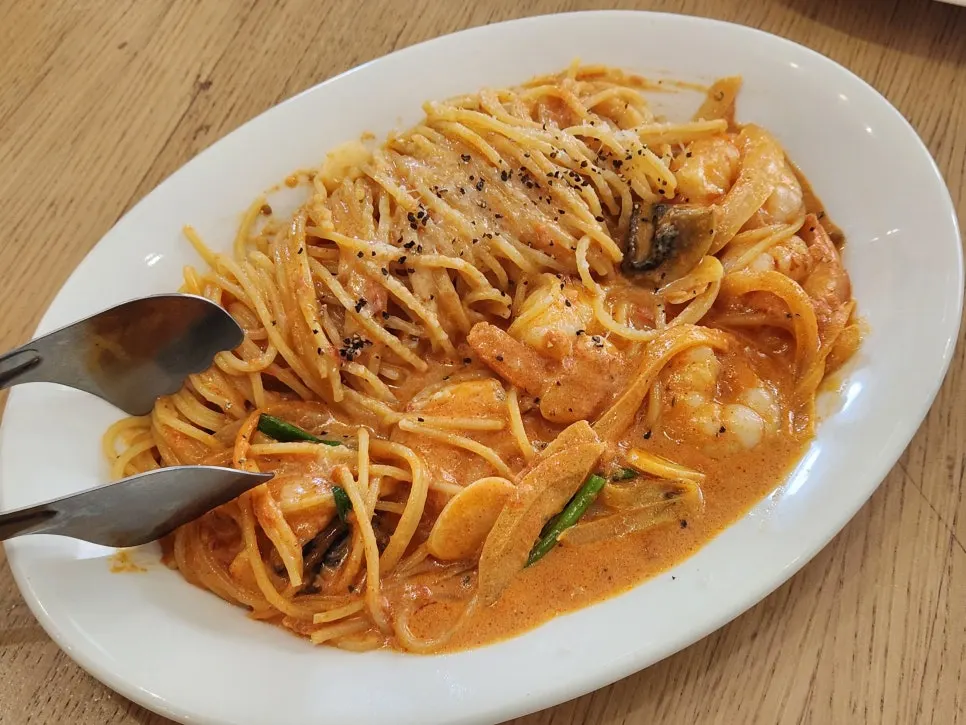 Bueokgan Restaurantで注文したパスタとピザ