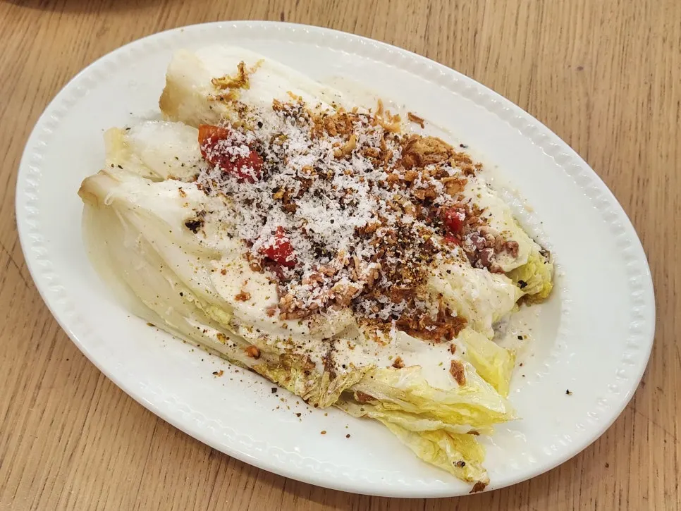 パスタとピザとサラダが一緒に並んだテーブル