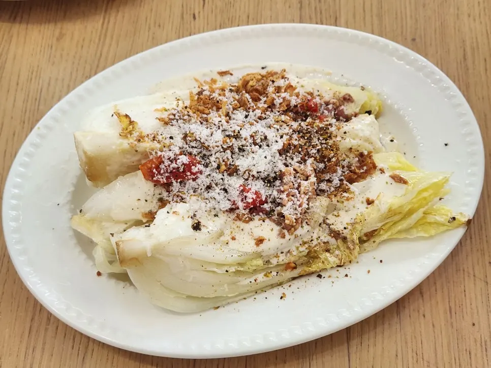 Bueokganのキャベツシーザーサラダ一皿