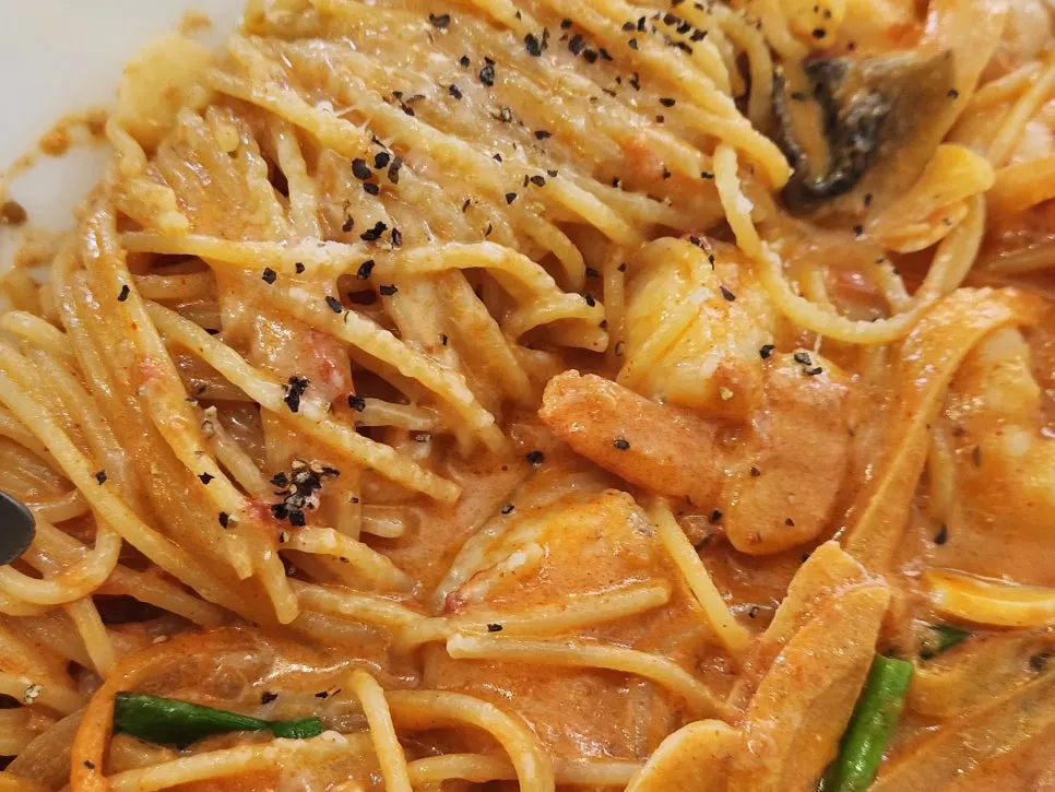 麺に絡んだ濃厚なロゼソース