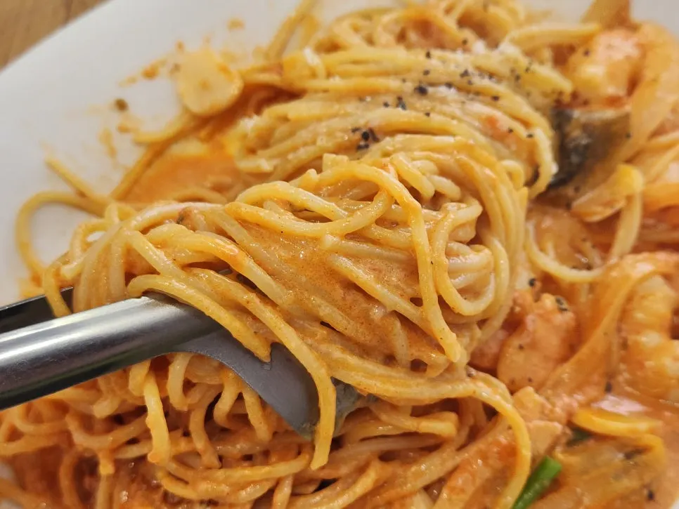 ロゼパスタに入った大きめのエビ