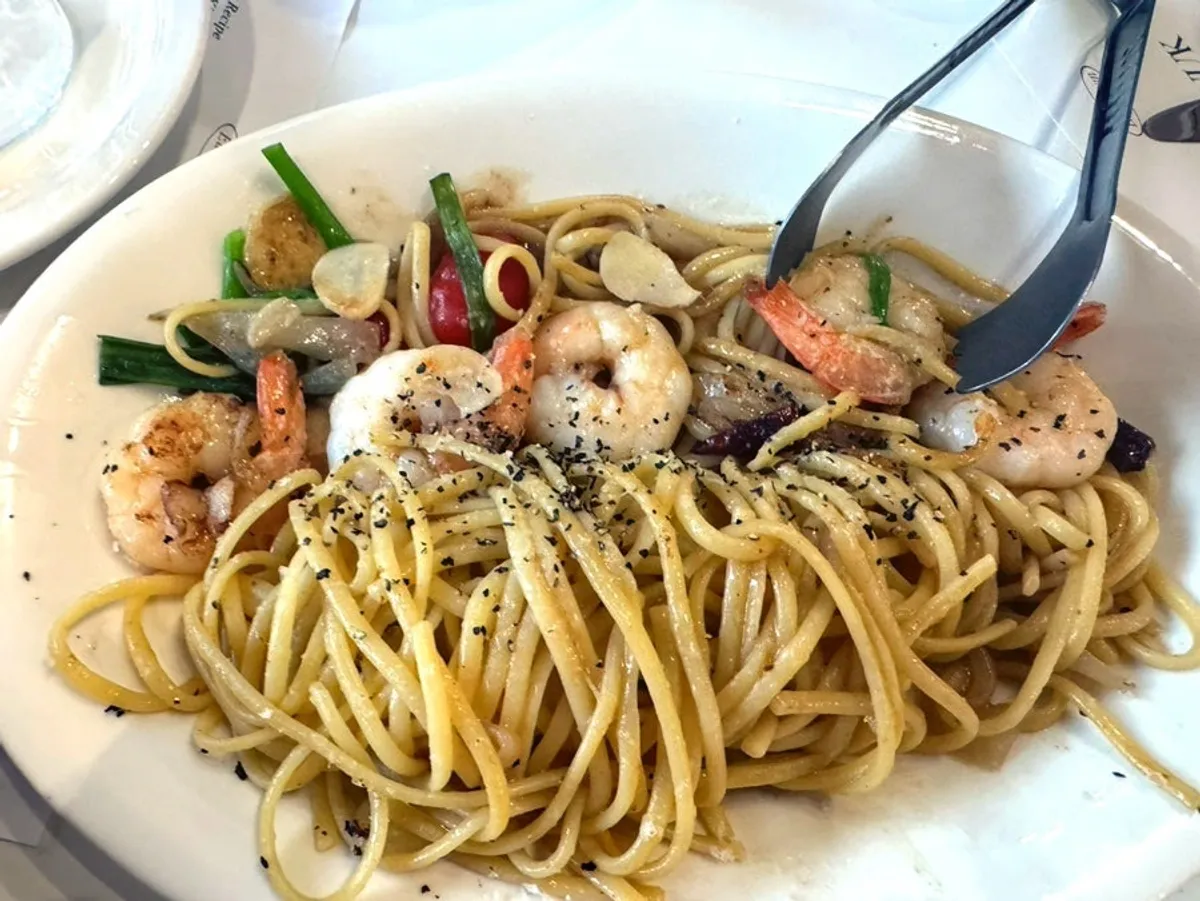 Table set with the ordered pasta and pizza
