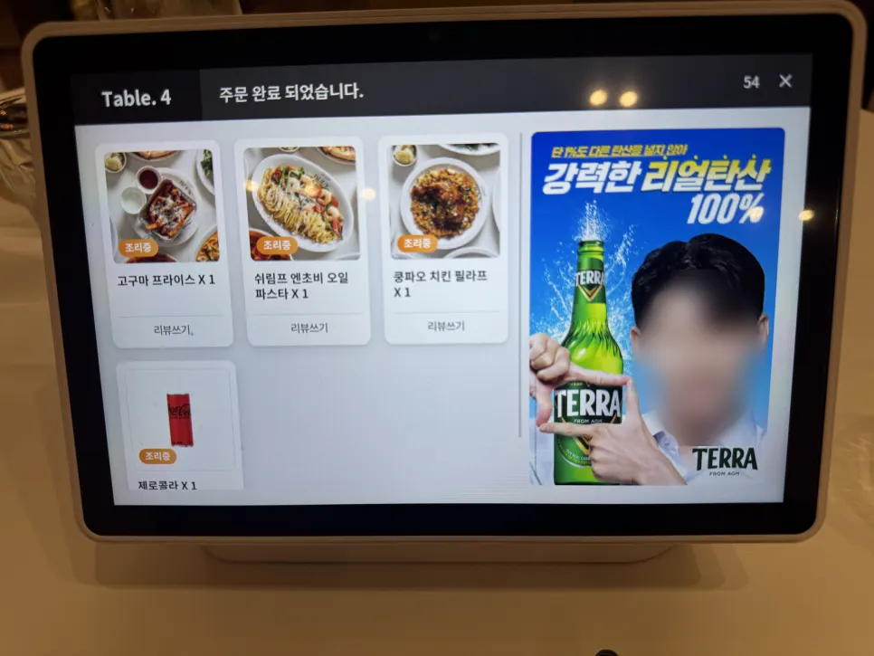 여유로운 테이블 간격의 부엌간레스토랑 매장 내부