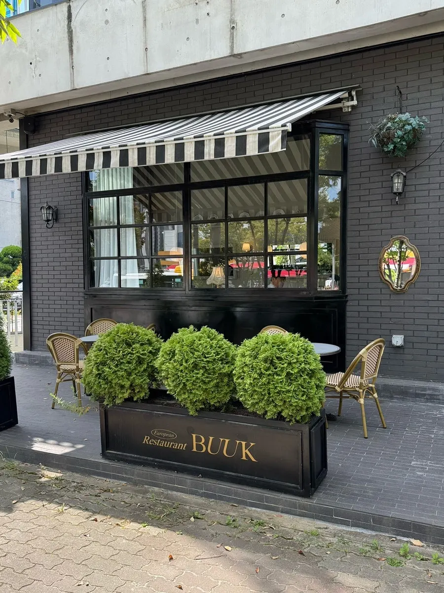Outdoor terrace seating at Bueokgan Sangmu Branch