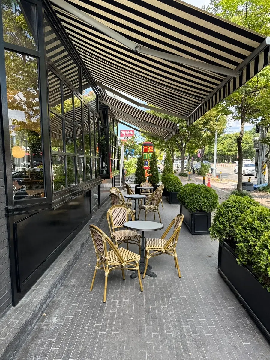 The atmospheric exterior of Bueokgan Sangmu Branch