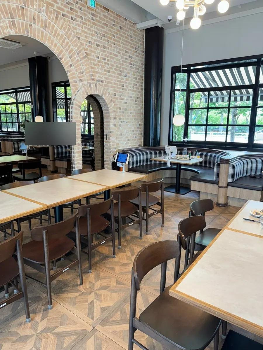 Bueokgan Sangmu Branch's group table area with floor-to-ceiling windows