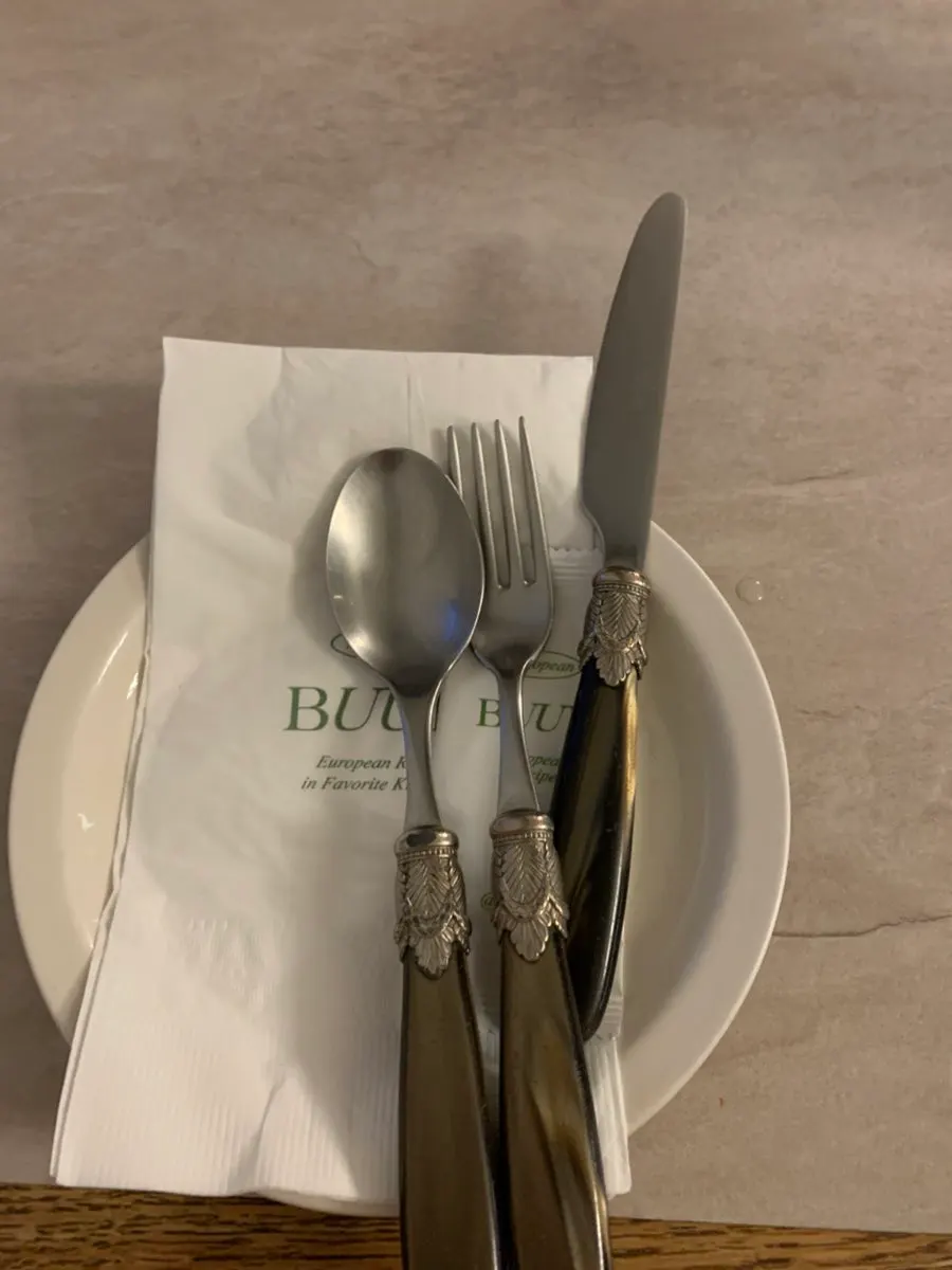 Table set with the ordered salad, pasta and pizza