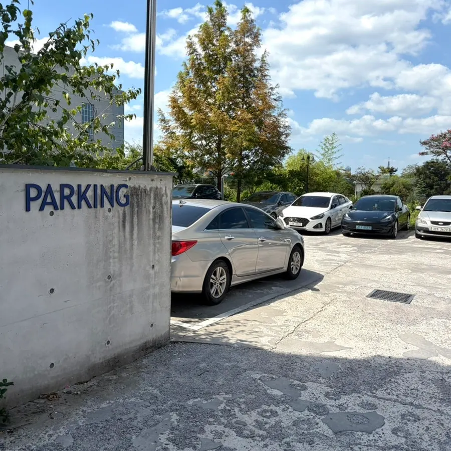 Full view of Bueokgan Sangmu Branch's private parking lot