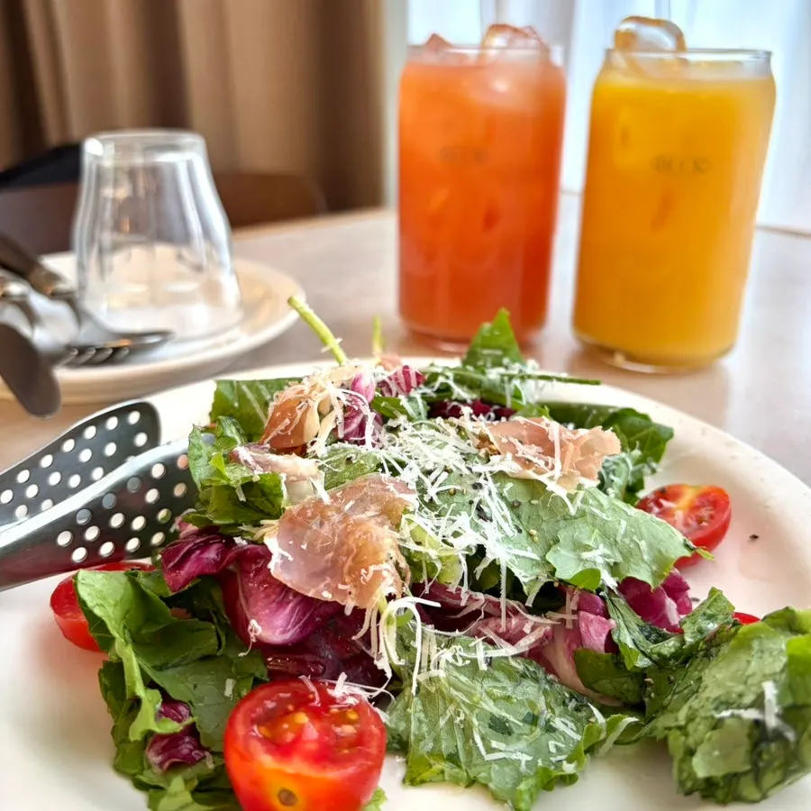 Orange and grapefruit drinks included in the set