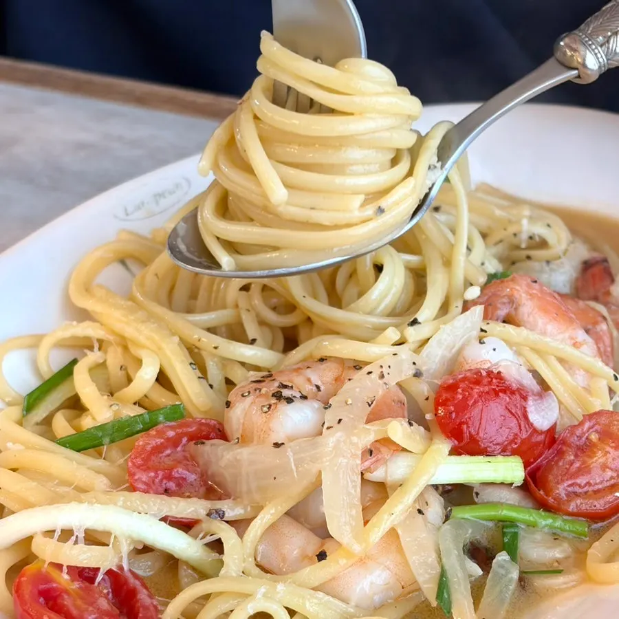 Close-up of perfectly cooked oil pasta noodles