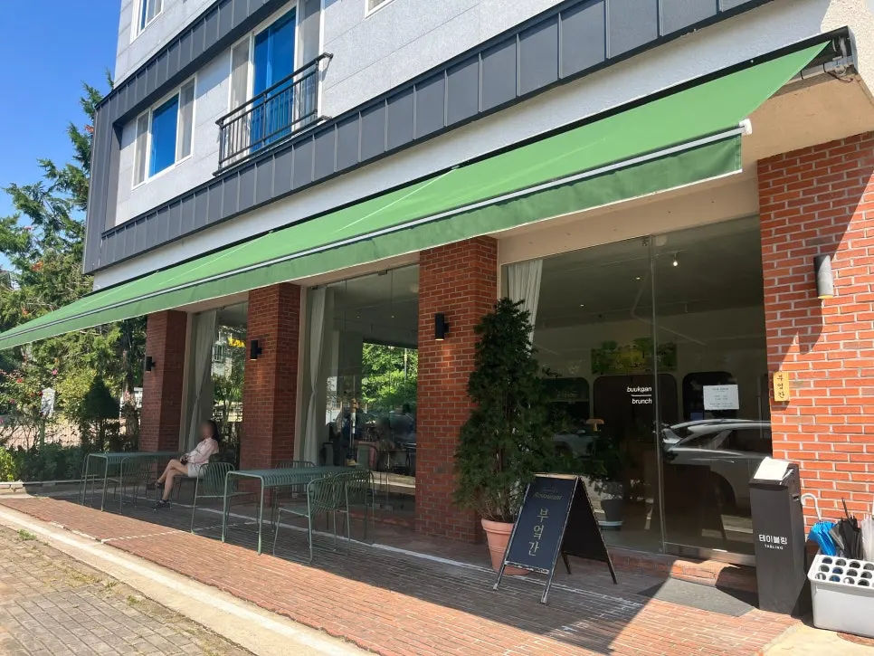 Street parking spaces in front of the restaurant and the quiet surrounding street