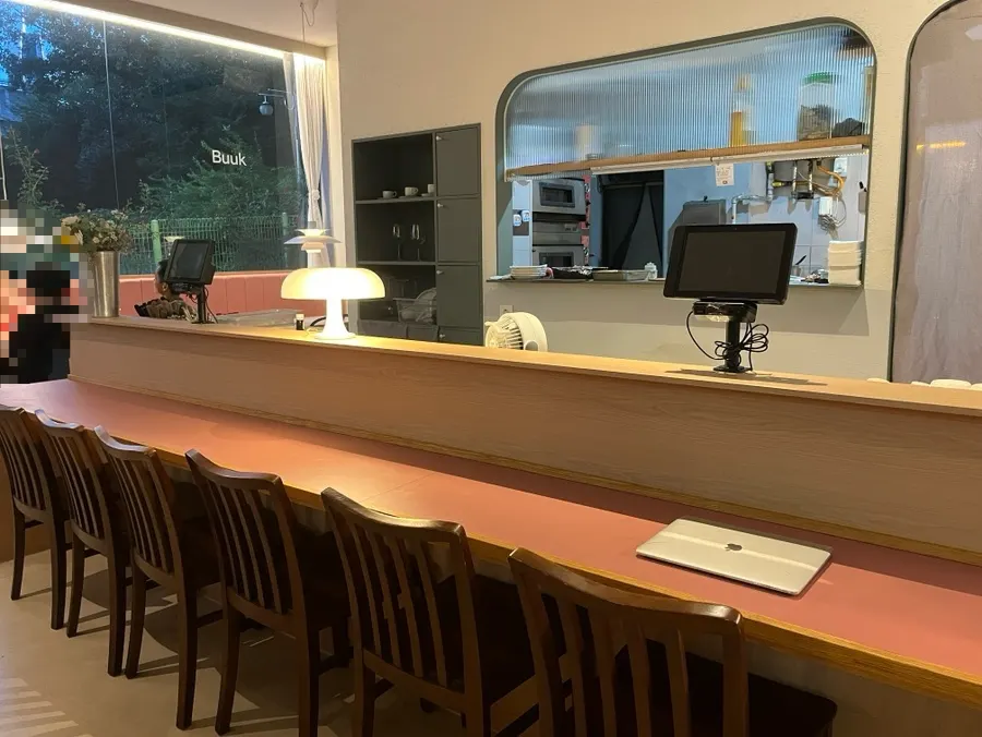Dining hall with two-seater and group tables