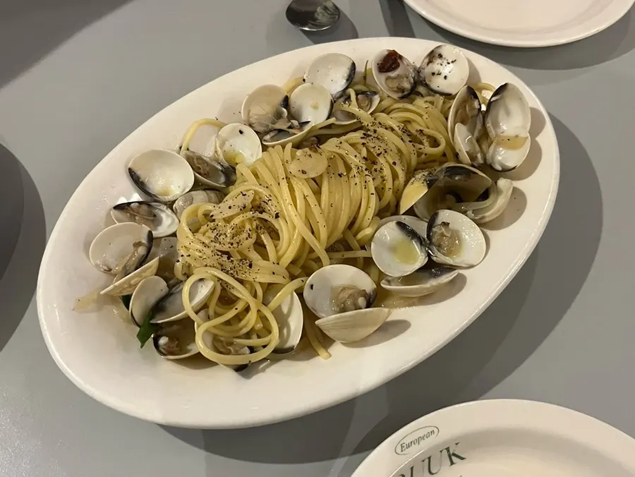 A plate of vongole pasta