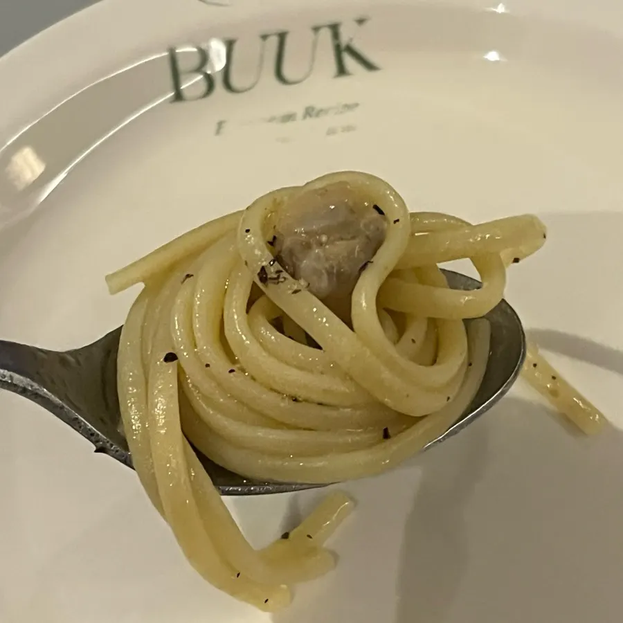 Vongole pasta noodles twirled on a fork