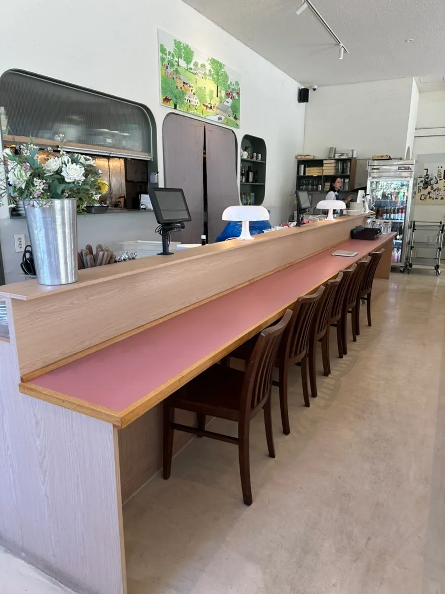 Seating area decorated in pink and wood tones