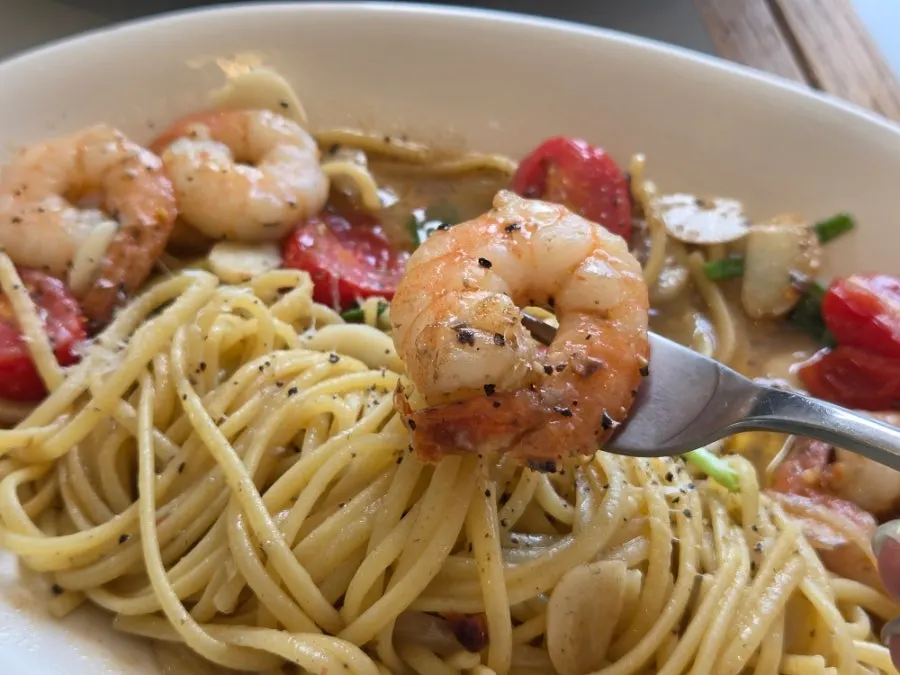 A plate of vongole pasta with clams