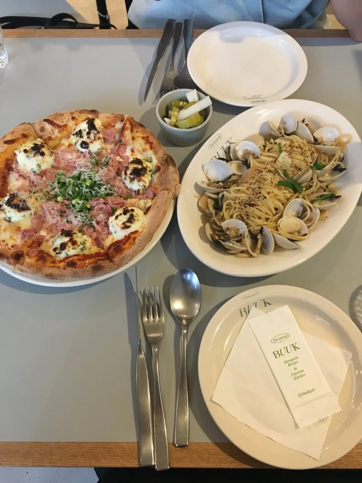 Full spread of vongole pasta and Pemanong jambon pizza