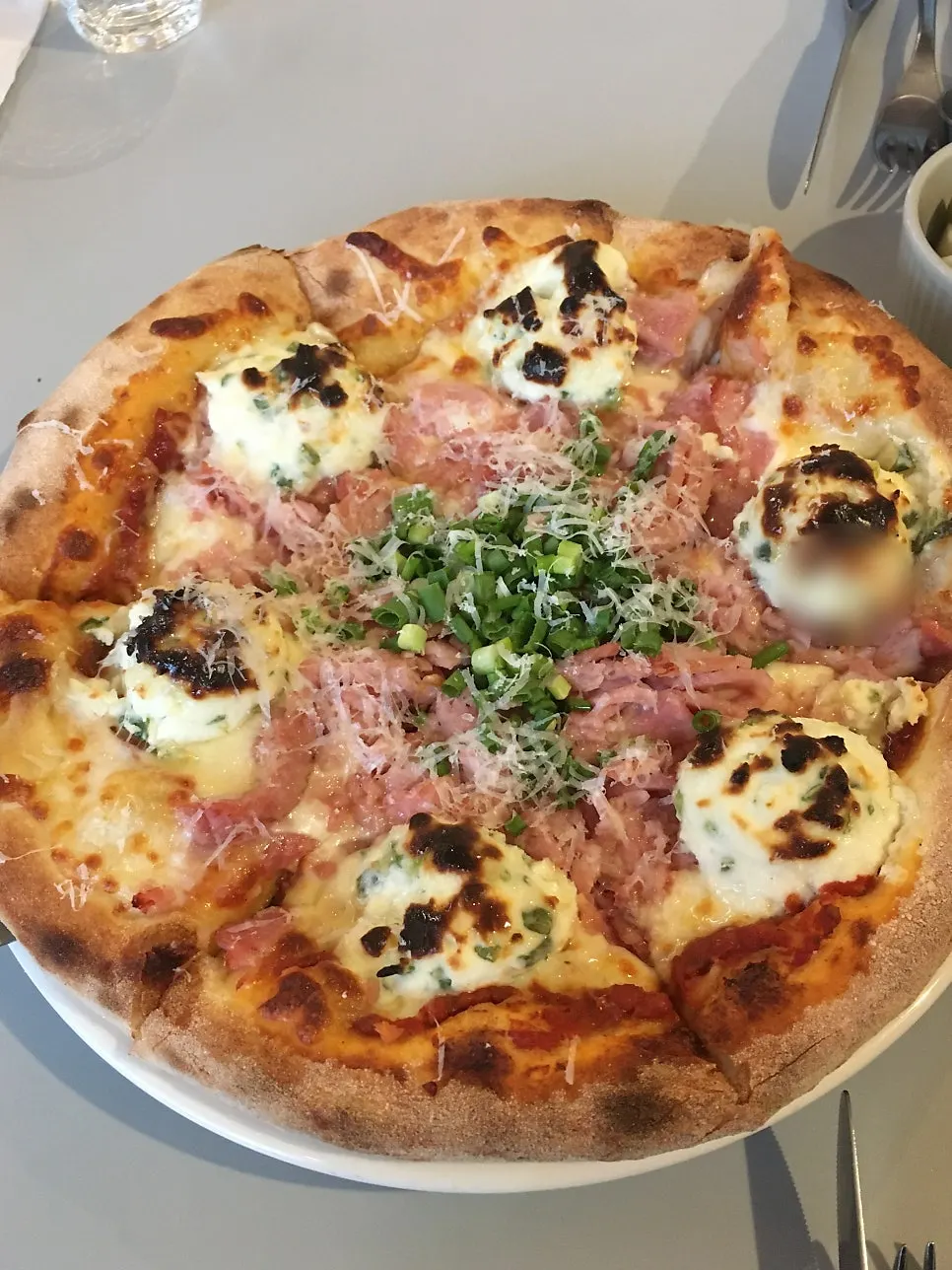 Pemanong jambon pizza topped with jambon and green-onion cream cheese