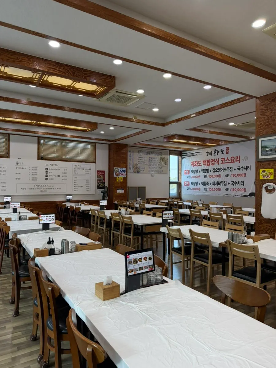 Spacious dining hall at Gyehwado that can seat large groups