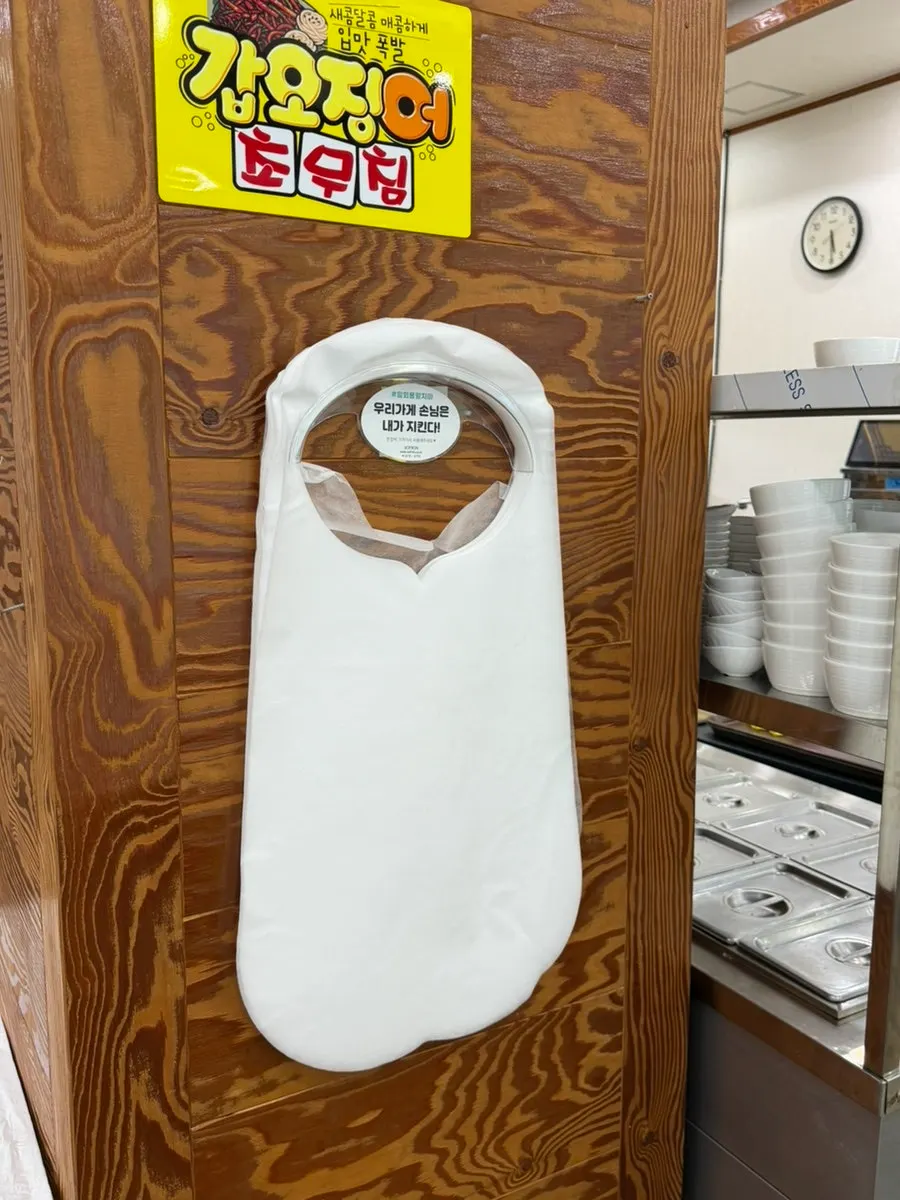 Disposable aprons and high chairs provided at Gyehwado