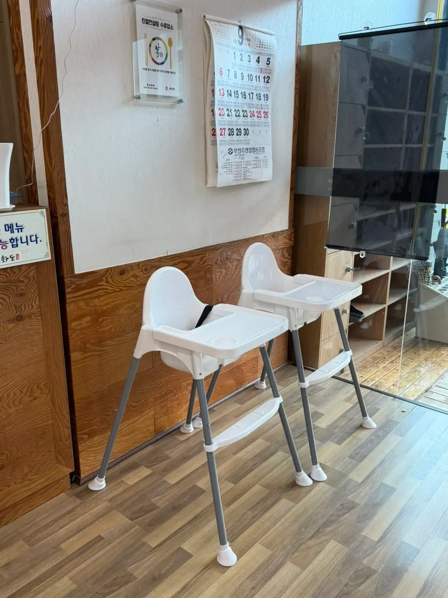 Phone chargers available in the restaurant