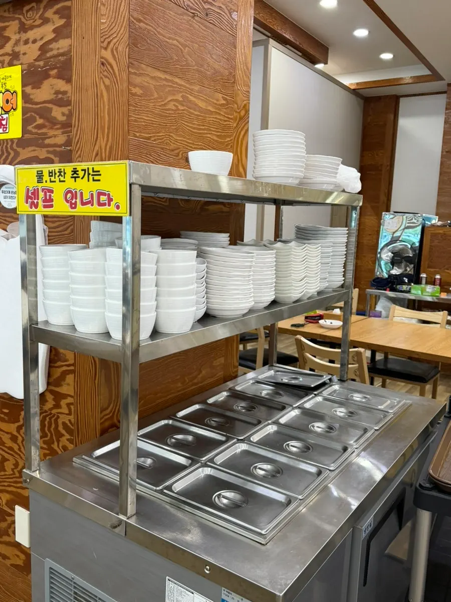Lidded self-service side dish bar at Gyehwado