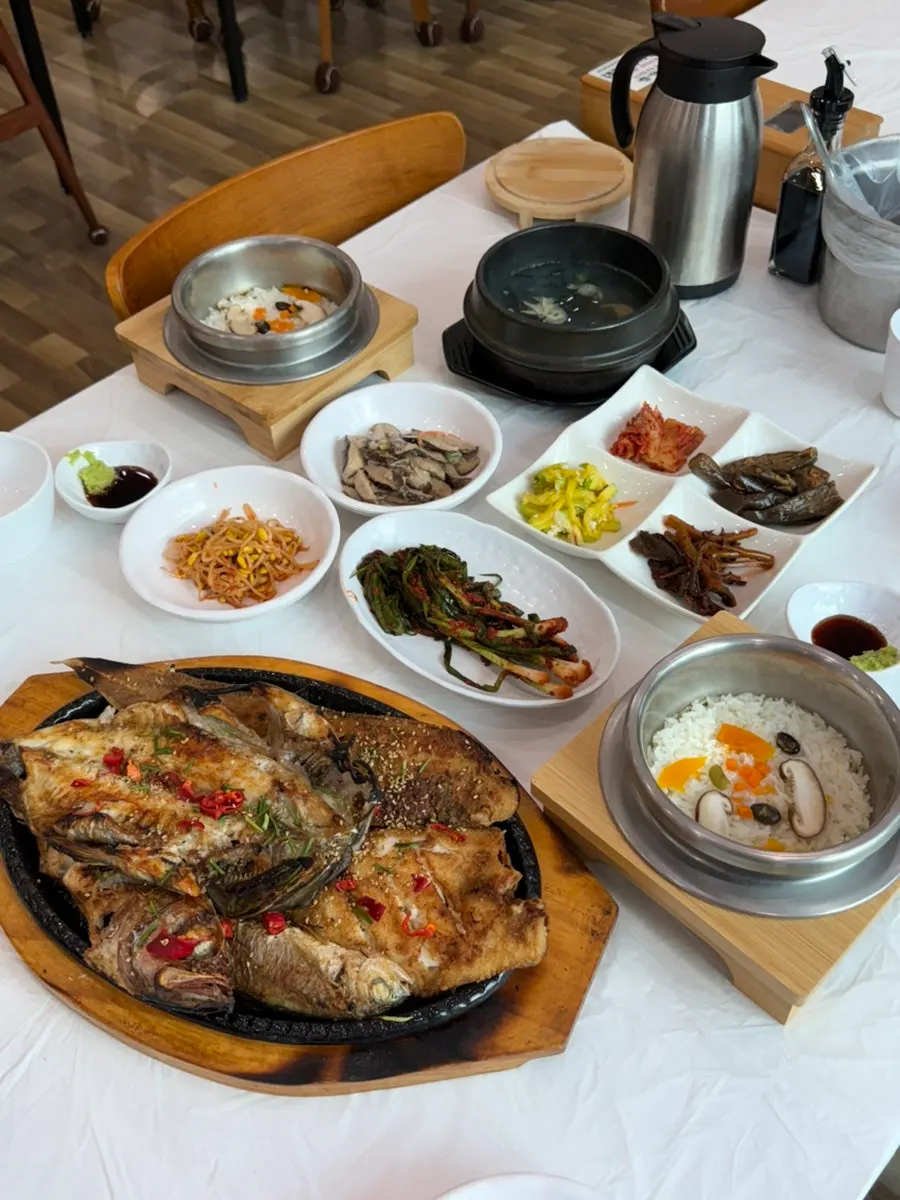 Table spread with 7 side dishes at Gyehwado