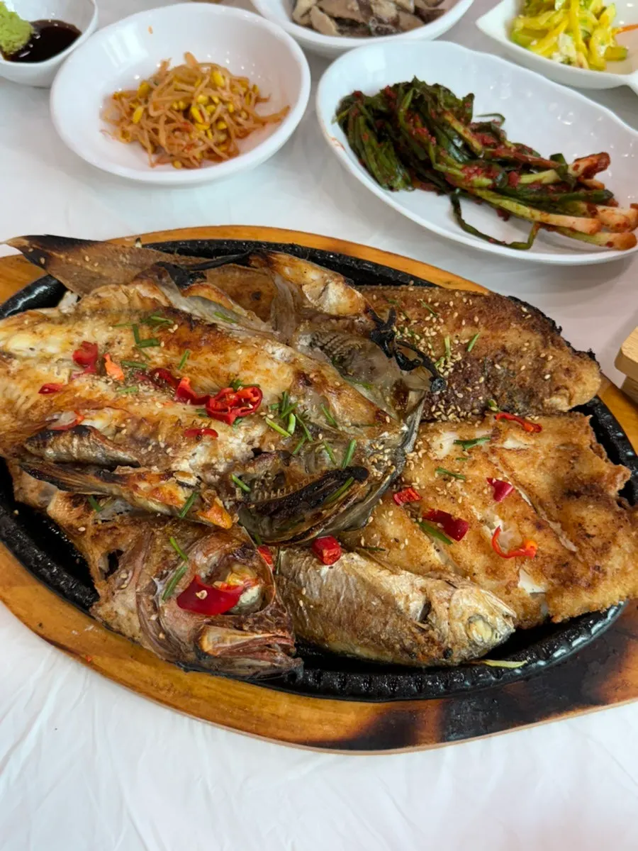 Five types of grilled fish: jeoge, rockfish, croaker, flounder, bakdae