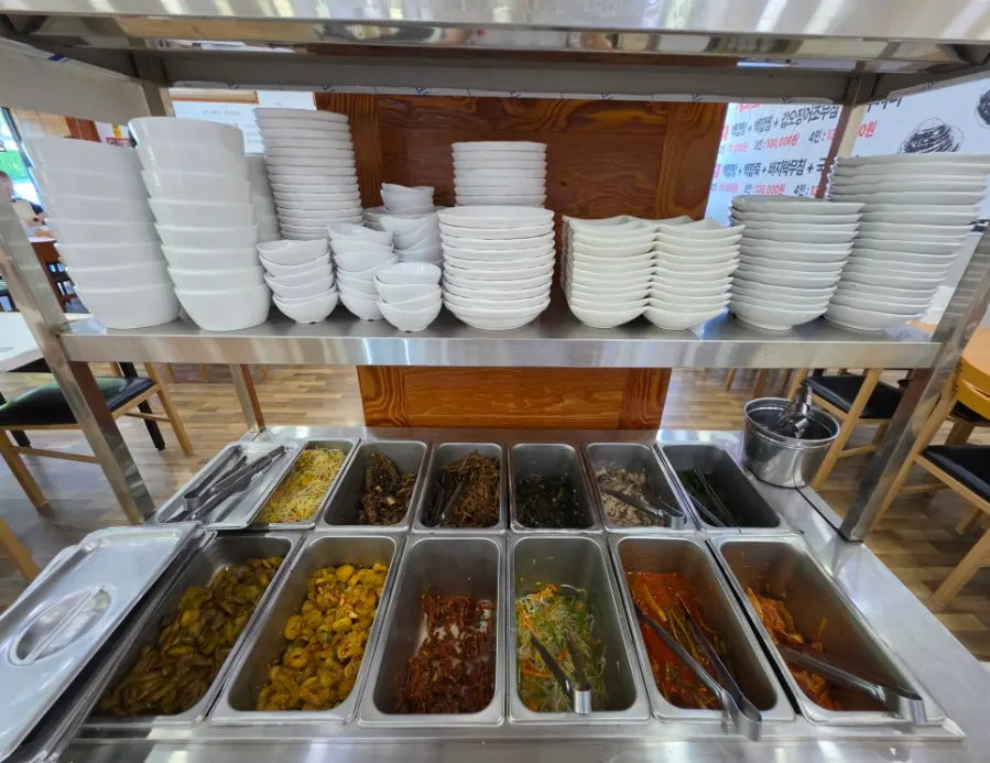 Spacious, clean dining hall inside Gyehwado