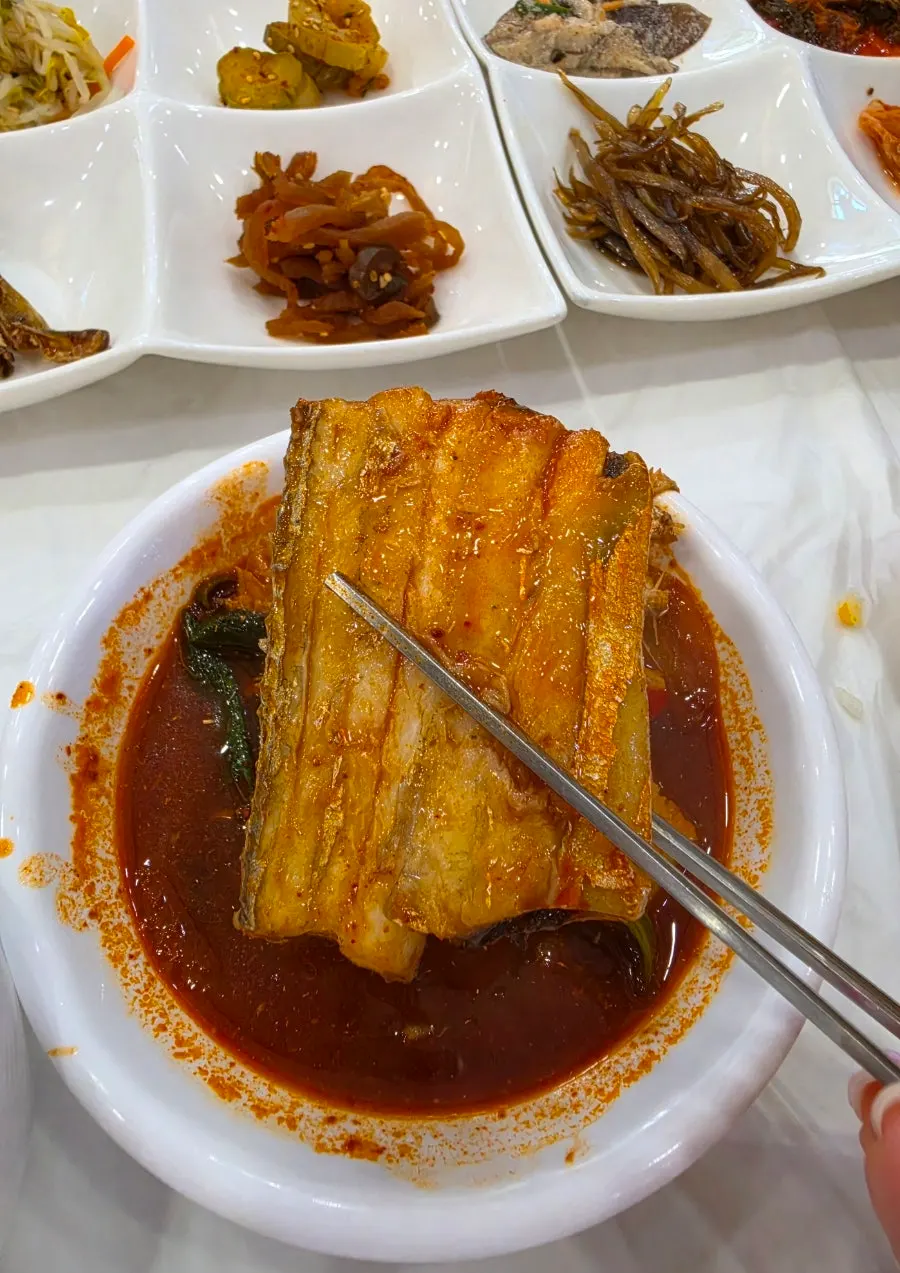 Bowl of rice topped with picked-apart hairtail stew