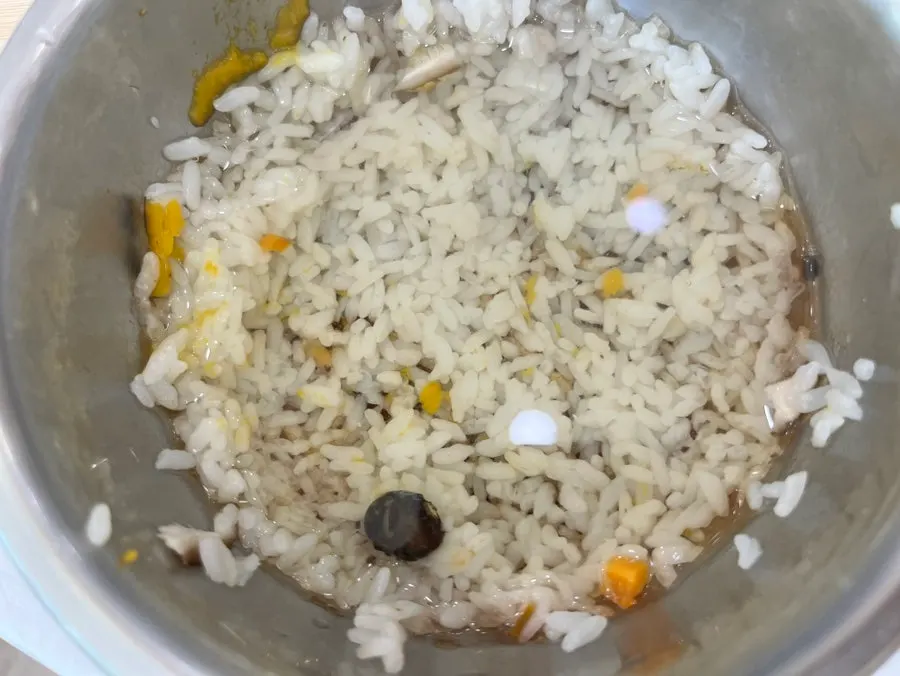 A spoonful of fish flesh with clay-pot rice