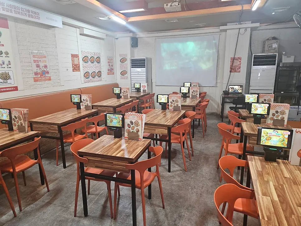 테이블이 많은 부부두리떡볶이 매장 내부