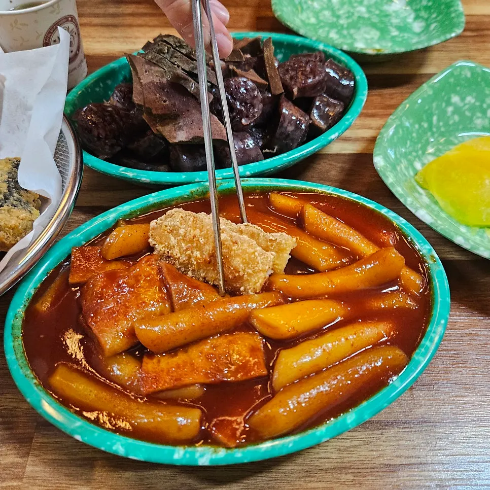 떡볶이 소스에 찍어 먹는 부부튀김