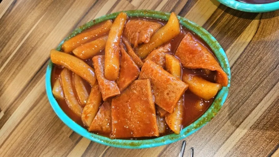 테이블에 차려진 떡볶이 상차림