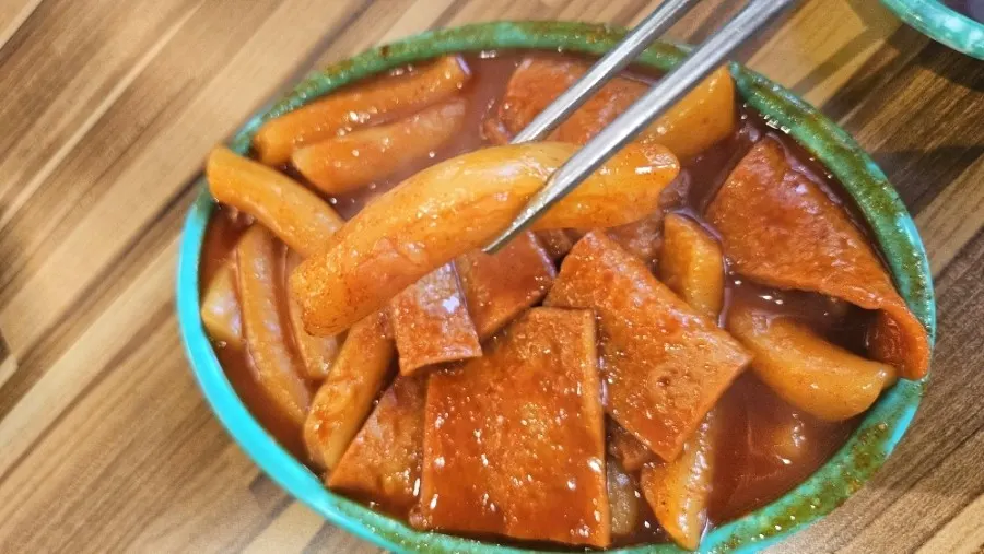 양념이 배어든 두리떡볶이 클로즈업
