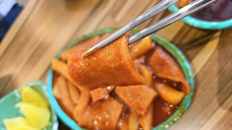 쫄깃한 떡을 집어 올린 떡볶이