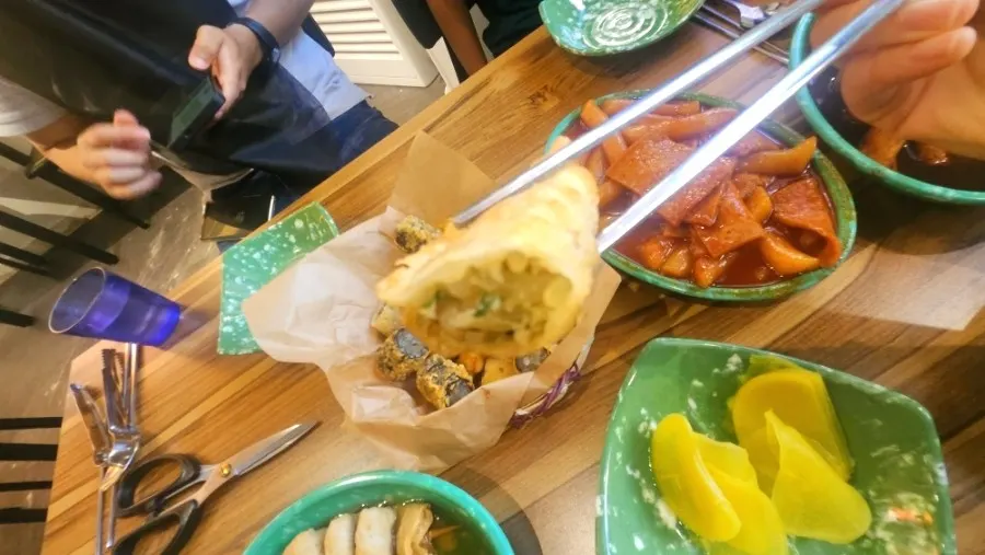 노란 속살이 보이는 고구마튀김
