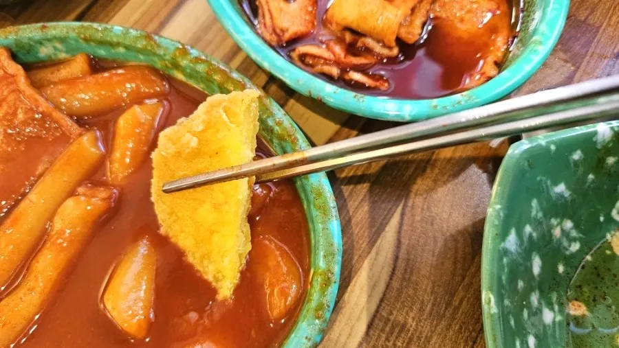 떡볶이 국물에 찍은 튀김