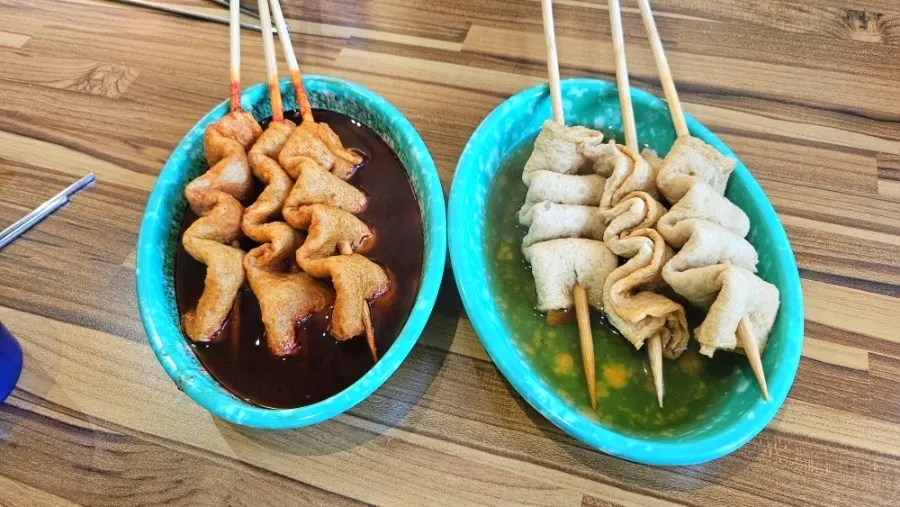 따뜻한 국물에 담겨 나온 오뎅