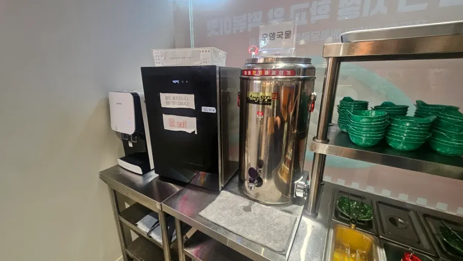 셀프바에 놓인 식기와 물