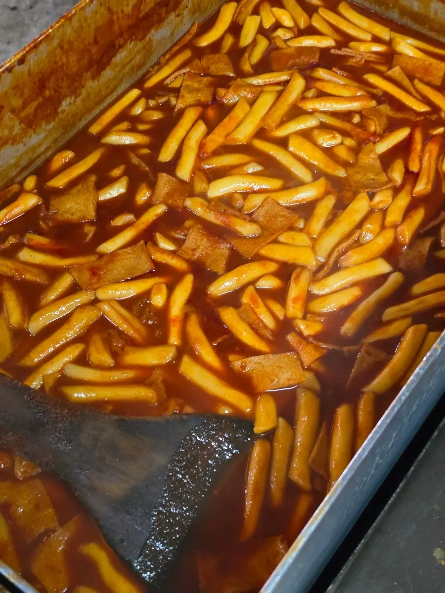 한가득 담긴 부부 두리떡볶이