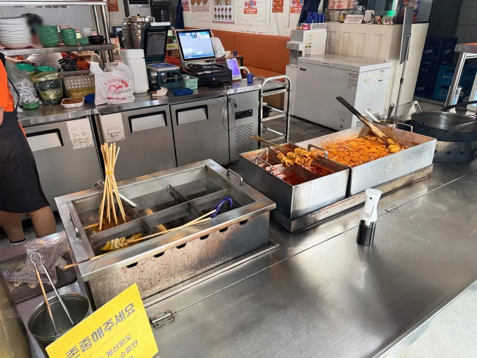조리 중인 떡볶이 조리대