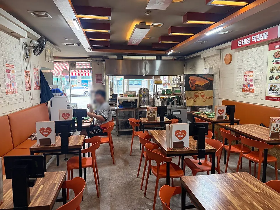테이블이 넓은 부부두리떡볶이 홀 좌석
