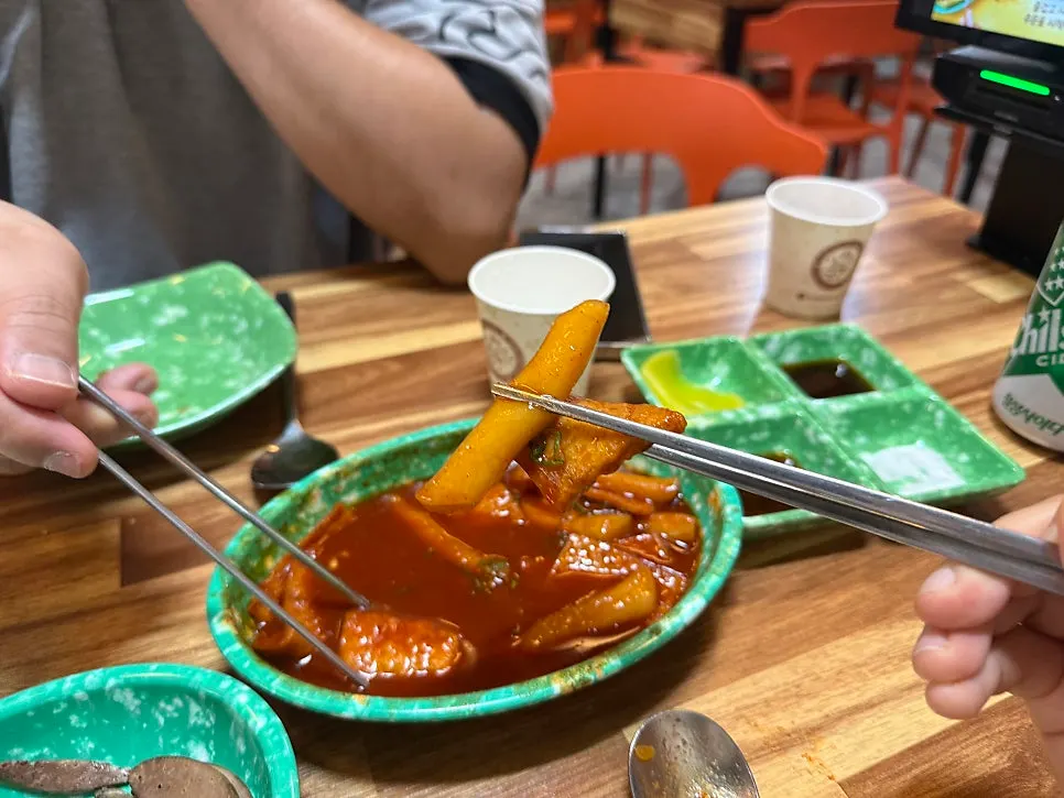 떡볶이와 함께 차려진 분식 한상
