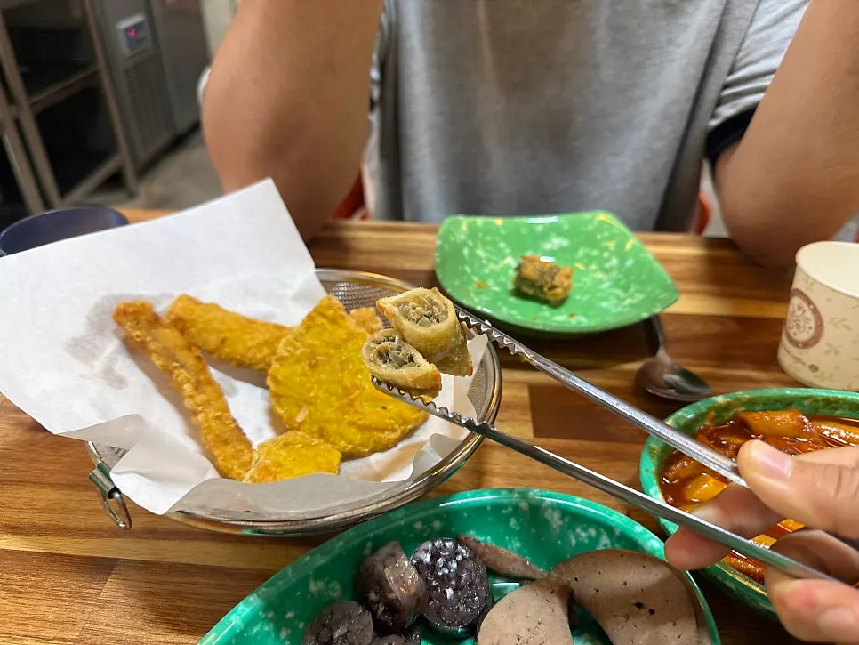떡볶이 소스에 찍은 튀김
