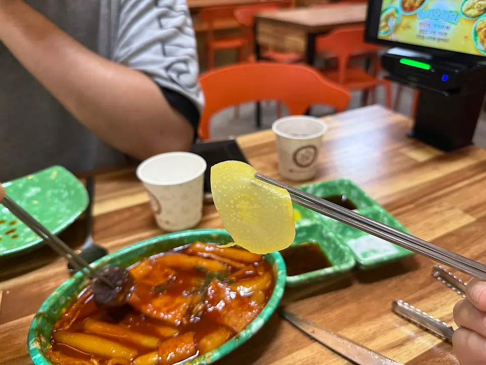떡볶이·순대·튀김과 얇은 단무지