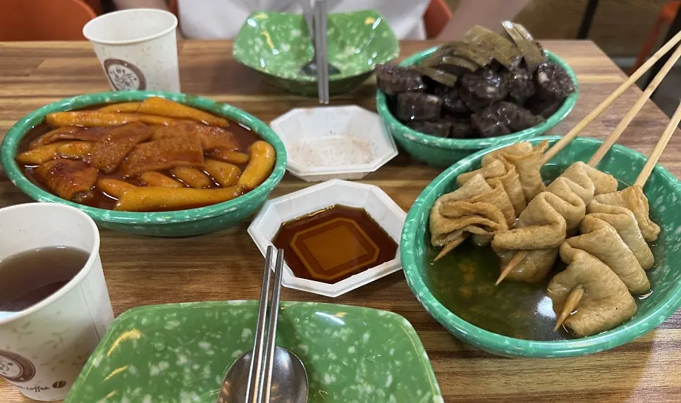 단품으로 주문한 떡볶이와 순대 한 상
