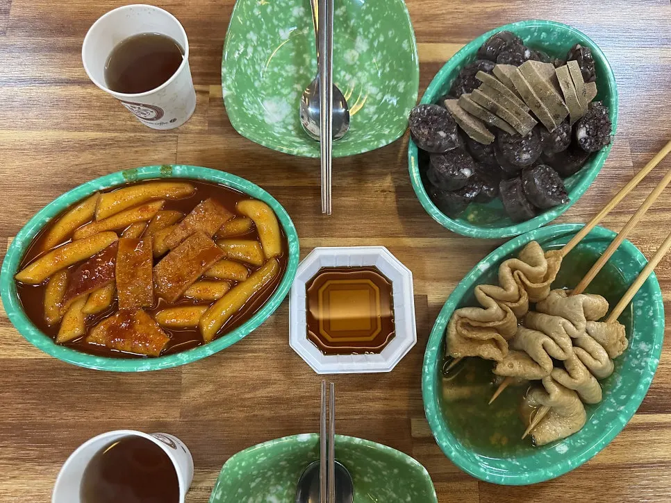 국물이 자작한 밀떡 떡볶이 클로즈업