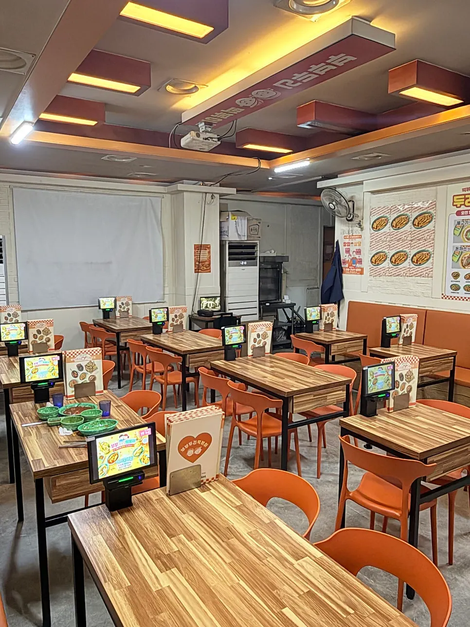 Interior of Bubuduri Tteokbokki's Bongmyeong branch