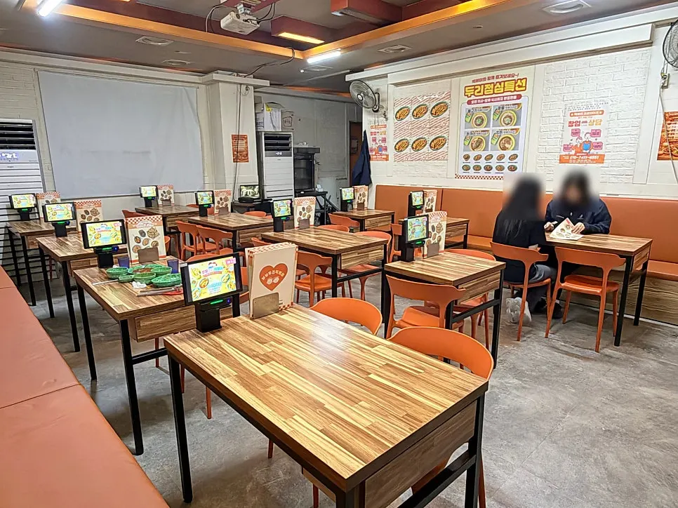 Spacious tables inside Bubuduri Tteokbokki